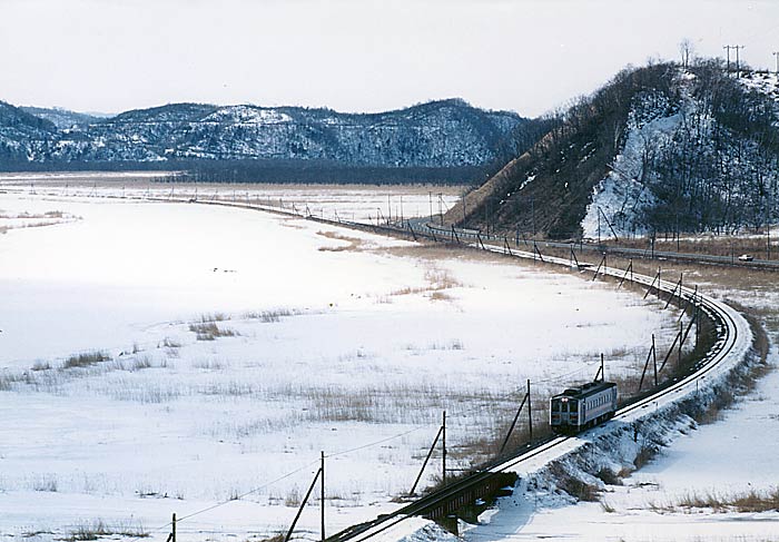 厳冬の撮影名所をゆくキハ54