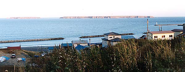 集落とユルリ・モユルリ島