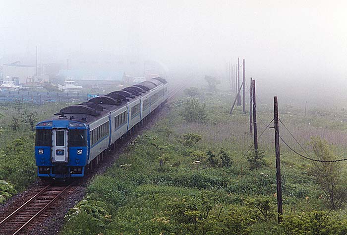 霧の中、延長運転の「まりも」が根室を目指す