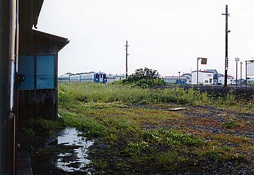 門静駅に「延長まりも」折り返しの普通列車が入線