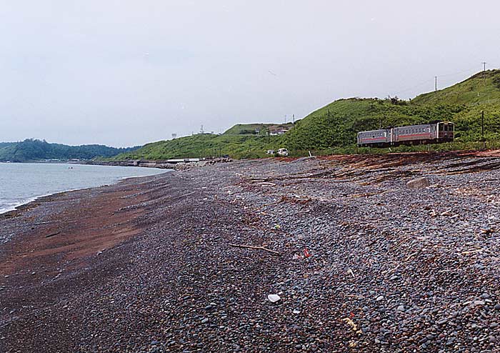 コンブ干場をかすめて走る根室本線の列車