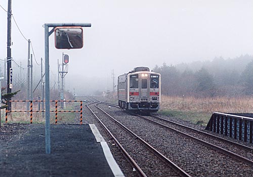落石駅に進入する単行キハ54