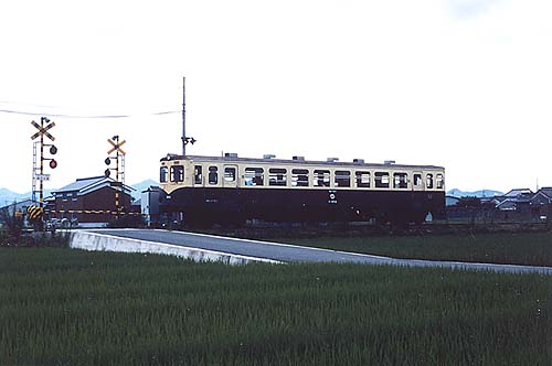 水田の中をゆくキハ603、1988年