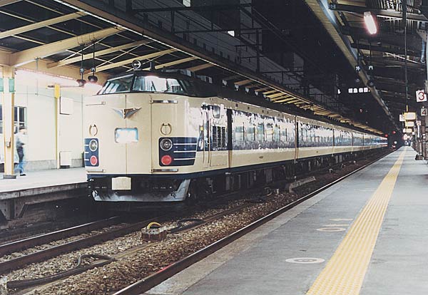 大阪駅11番線で発車を待つ国鉄塗装583系
