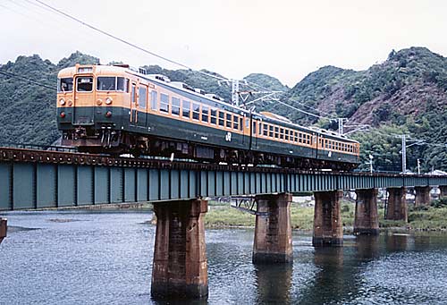 古座川橋梁を渡る臨時電車急行