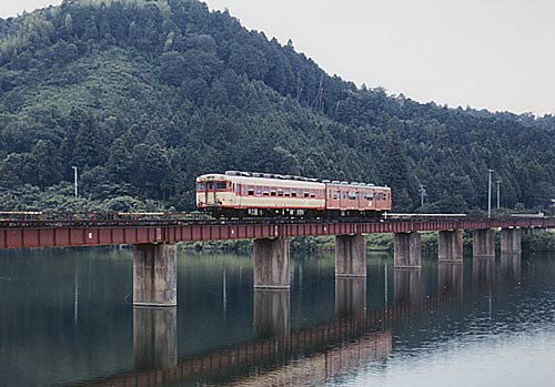 櫛田川橋梁をゆくキハ58とキハ30、1987年