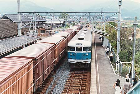 普通列車が113系阪和色だった頃の紀伊富田駅