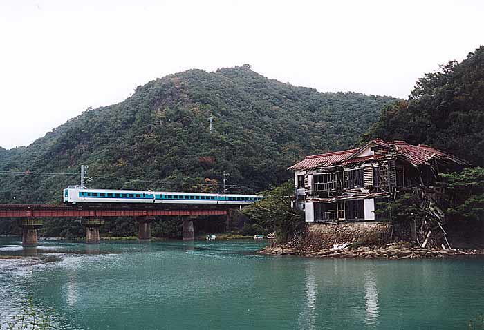 解体直前の亀喜荘、2003年