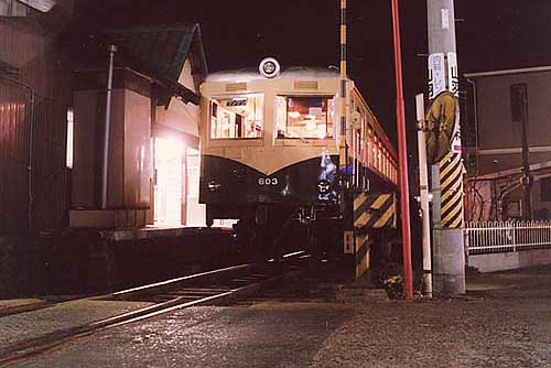 夜の西御坊駅で発車を待つキハ603、1990年