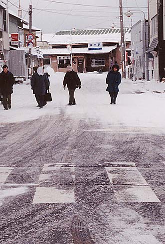 吹雪の止み間に／金木旧駅舎