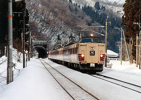 雪景色の南今庄付近を485系10連の「しらさぎ」が快走