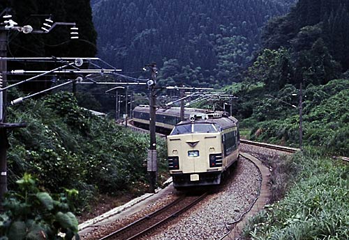 倶利伽羅峠をゆく583系「雷鳥」