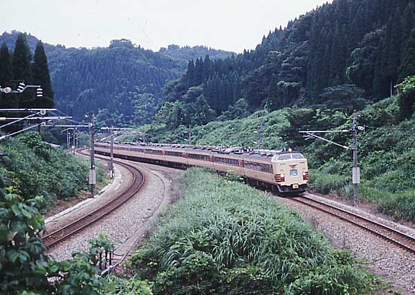 俱利伽羅峠をゆく485系「雷鳥」