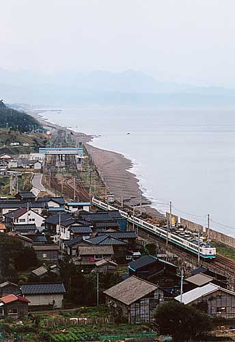 海岸の撮影名所をゆく東日本受け持ちの「新潟雷鳥」