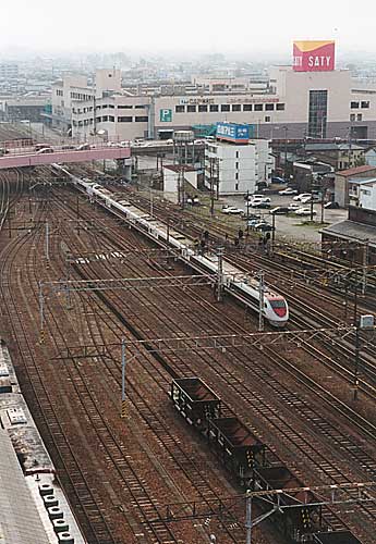 高岡駅に進入する北越急行681系「はくたか」