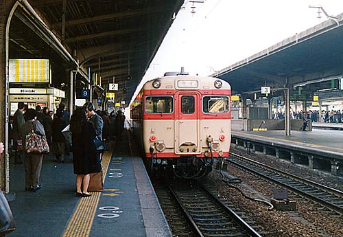 大阪駅で見られた最後の国鉄塗装気動車急行は「みやづ」