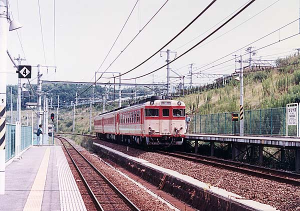 複々線を快走する気動車急行