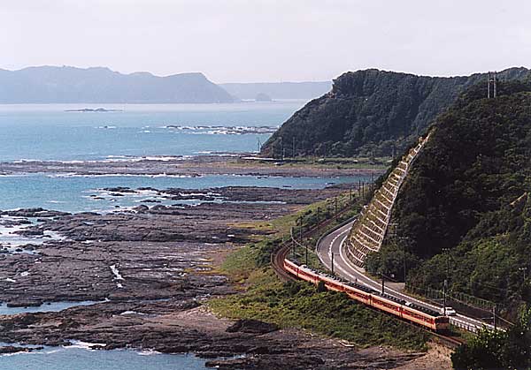 撮影名所をゆく復活運転の気動車急行