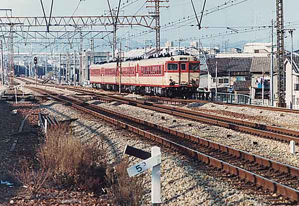 複々線を快走する気動車急行