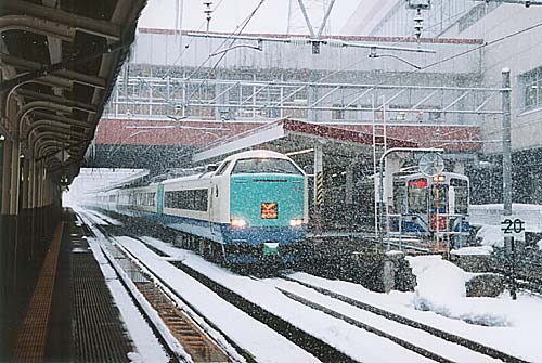 雪の中で発車を待つＪＲ東日本485系「はくたか」