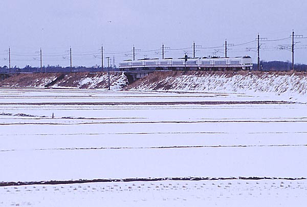 北越急行683系が雪景色を駆ける