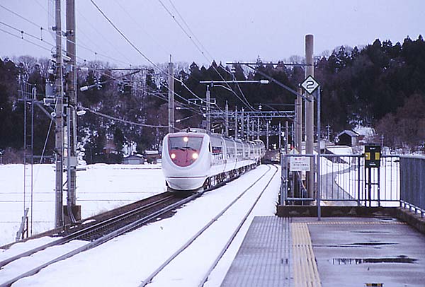 くびき駅を通過する北越急行681系