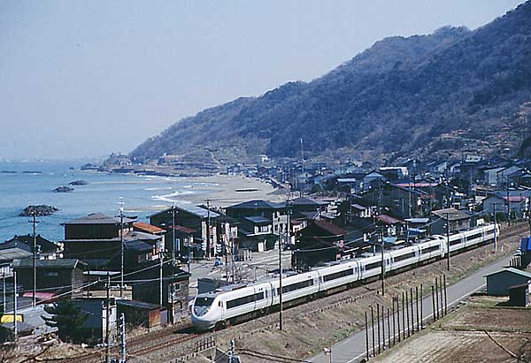 日本海に沿って「はくたか」が快走