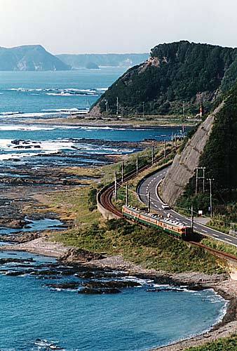 ぎりぎりの条件で撮影名所としては生きているものの、鉄道旅情は死にました