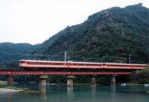 復活運転の気動車急行「きのくに」