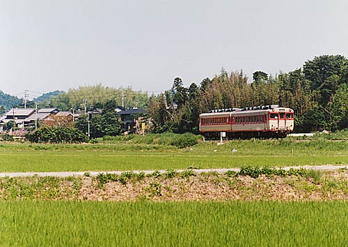 水田の中をゆく普通列車、1997年