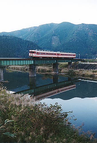 大内山川を渡る急行型気動車、1999年