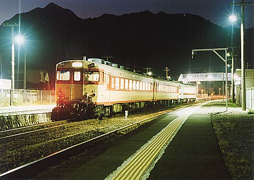 夜の伊勢柏崎駅に停車中の普通列車、1999年