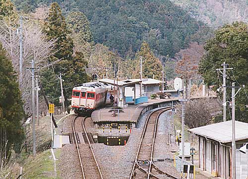 峠の駅でひと息つく急行型気動車、1995年