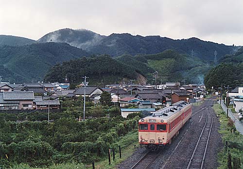 三野瀬駅を発車した急行型気動車、1991年