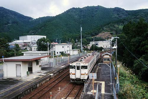 行き違い列車を待つキハ48、2014年