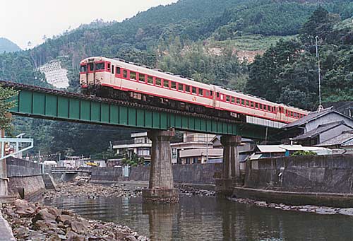 河口近くの鉄橋を渡る急行型気動車、1991年