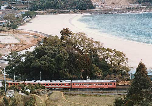 新鹿海水浴場をかすめて走る普通列車、1988年