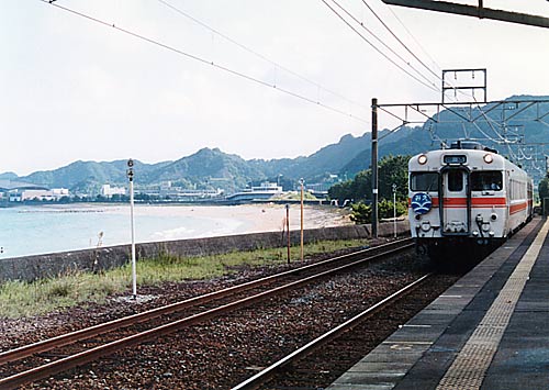 那智駅に進入する快速「みえ」編成の回送