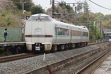 平城山駅を通過する289系「いにしへ」