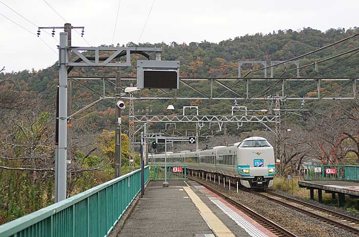 山中渓駅を通過する60周年くろしお(青)"