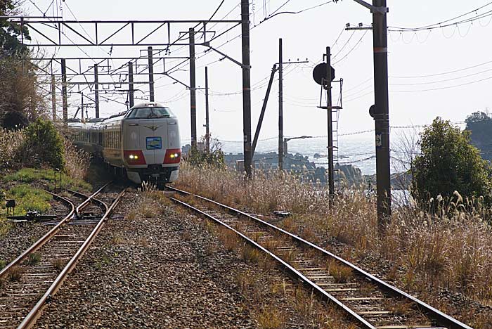 見老津駅に進入する60周年くろしお赤版
